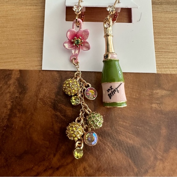 Betsey Johnson Island Flower Lime & Champagne Mismatch Drop Earrings New - Picture 2 of 3